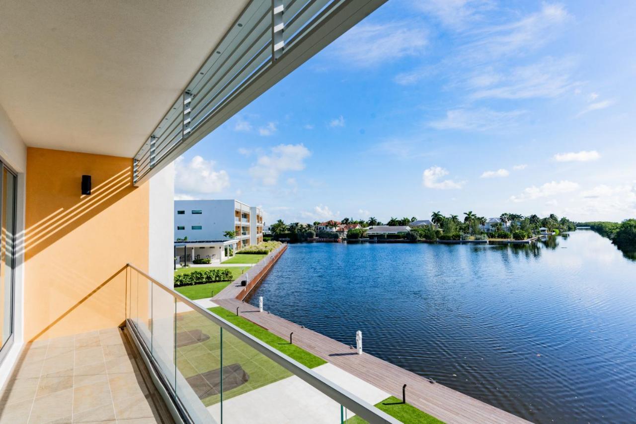 One Canal Point George Town Exteriör bild